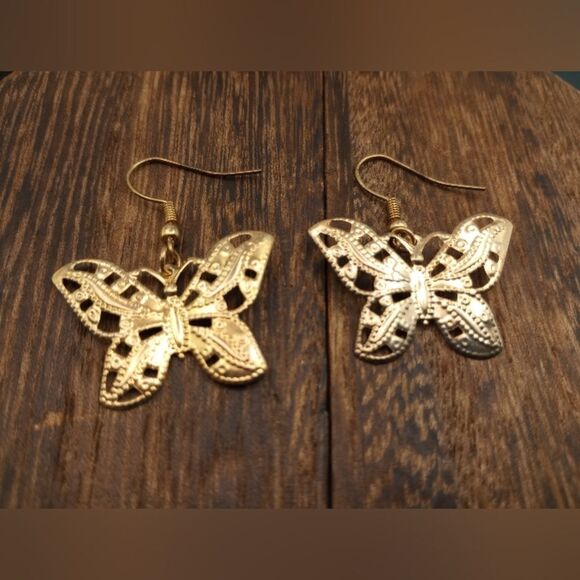 Gold tone garden butterfly earrings E235 - Picture 1 of 4